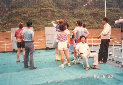 聳える崖に何かが見えるらしい。　下る船だからエンジンの音はほとんど聞こえない静かな航海でした