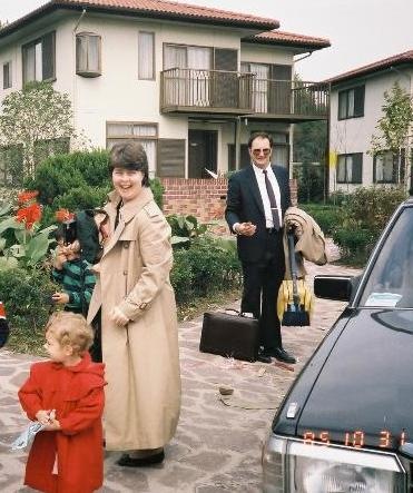 トムピアス夫妻　トムは海兵隊退役後ＩＢＭに入社　後ろの家に住んでいた。2年間の任期を終えて帰国する日