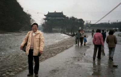 長江の上流　流れは速く　水は綺麗です。　先ほど、吊り橋を渡ってきました。　カシミヤのセーターとコートを現地で買って着ています。