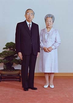 昭和天皇（1901年4月29日 - 1989年1月7日）は、日本の第124代 天皇(在位:1926年12月25日 - 1989年1月7日)である。 諱は裕仁（ひろひと）。幼少時の 称号は迪宮（みちのみや）、お印は若竹（わかたけ） 
