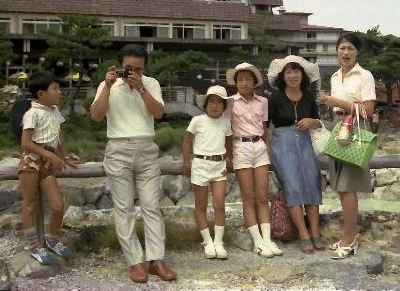 島原からバスで、兄の家族と雲仙に行った。　湯けむりが出ているところで一休み