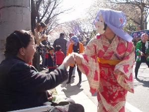 春祭りの時、母が来ていて歓迎されました。　