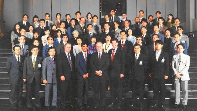 本社１階　知財　記念写真　ゲストを知財にお迎えしての記念撮影。