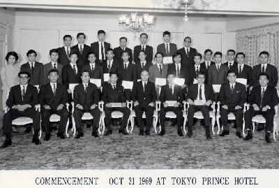 ベーシックの卒業式   鎌田さん、田代さん、北村さん　卒業後それぞれの配属先での仕事と新機種の教育を千鳥町スクールでいやと言うほど受けました。