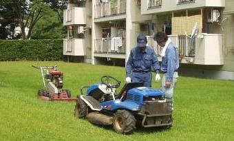 芝刈り前の打ち合わせです。　１回の芝刈りで６０万円かかるそうです。