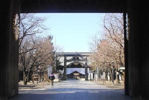 拝殿は明治34年（1901）に建てられたもので、この前には賽銭箱が置かれており、通常はこの場所で参拝します。拝殿の屋根は、平成元年（1989）に葺き替えられました。