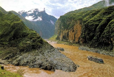 長江の水の色は夏と冬で異なる。　夏は水量が多くにごっているが冬は水色で水量がすくない。