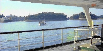 有明海を横切り終わり、減速しながら、小さな島の側を通り外港に向かう、魚をとる小舟も見かけた。　